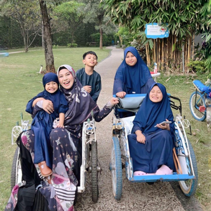 <p>Meski disibukkan dengan berbagai kegiatan di dunia hiburan, Puput Melati tak pernah absen meluangkan waktu untuk kelima anaknya. Mereka kerap menghabiskan waktu dengan pergi berlibr. (Foto: Instagram @puputmelati)</p>