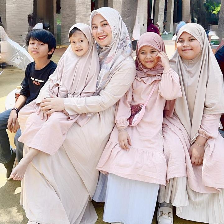 <p>Puput Melati baru saja berulang tahun yang ke-40, Bunda. Di usia kepala empat, ia menjalani peran sebagai Bunda lima anak sekaligus artis. Sejak 2021, ia kembali aktif di layar kaca dengan membintangi sejumlah sinetron dan mengisi panggung hiburan dengan suara merdunya. (Foto: Instagram @puputmelati)</p>