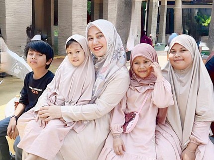 7 Potret Puput Melati dan Kelima Anaknya yang Dipuji Berparas Rupawan