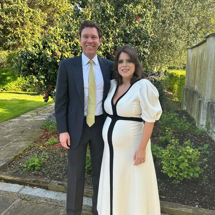 <p>Selain sang kakak, Eugenie juga datang ditemani suaminya, Jack Brooksbank. Jack mengenakan setelan jas dan dasi berwarna kuning. (Foto: Instagram @princesseugenie)</p>