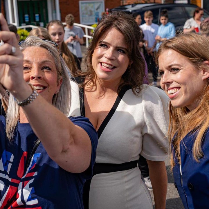 <p>Belum lama ini, Eugenie akhirnya menunjukkan baby bump kehamilannya ke publik. Ia terlihat menghadiri salah satu rangkaian acara coronation kerajaan di Chalfont St Giles. (Foto: Instagram @princesseugenie)</p>
