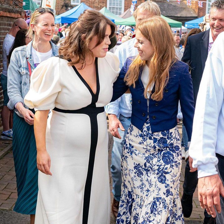 <p>Putri Eugenie tampil memukau mengenakan gaun berwarna putih dominan dan hitam di acara tersebut. Ia terlihat bugar di kehamilan keduanya ini, Bunda. (Foto: Instagram @princesseugenie)</p>