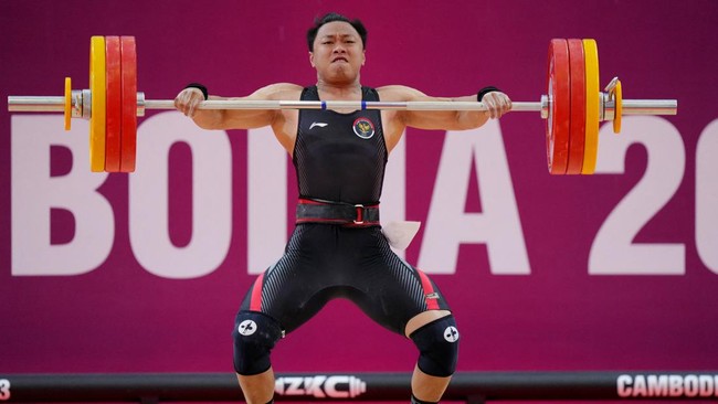 Lifter Indonesia Rahmat Erwin Abdullah meraih medali emas angkat besi 81 kilogram putra SEA Games 2023 dengan memecahkan dua rekor.