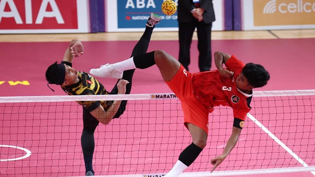 Indonesia berhasil mengalahkan Malaysia dalam final sepak takraw nomor men's double dengan skor 16-21, 21-16, 21-13.