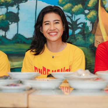 Shenina Cinnamon Belajar Bahasa Minang hingga Nyetir Sampan demi 'Onde Mande'