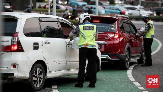 Polri menerapkan lagi kebijakan tilang manual, meski saat ini sudah ada penindakan tilang elektronik atau ETLE.