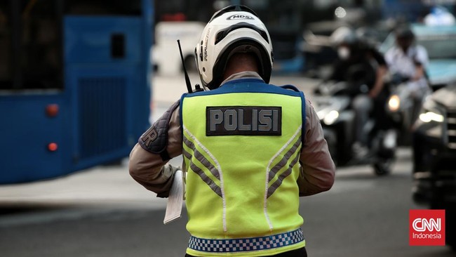 Berdasarkan pantauan di lokasi dekat Samsat Jakbar, pelanggar busway yang mendapati ada operasi tilang manual terlihat kelimpungan dan panik memutar arah.