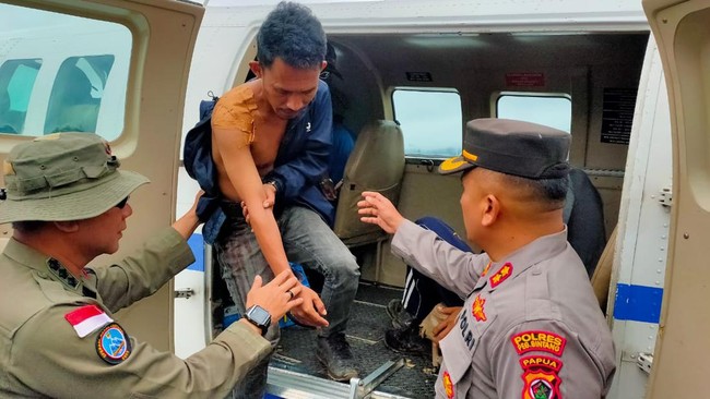 Tim gabungan berhasil mengevakuasi 4 pekerja tower BTS yang sempat disandera KKB Papua. Mereka langsung dibawa ke rumah sakit.