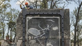 FOTO: Ukraina Selamatkan Mural Banksy dari Kehancuran