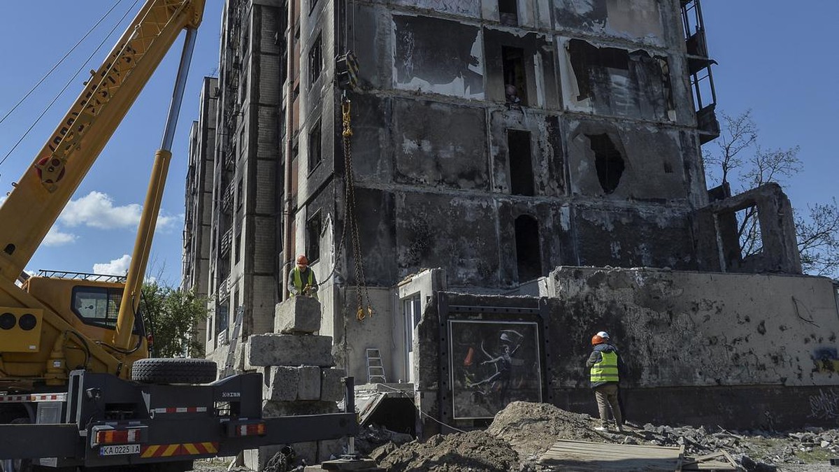 FOTO: Ukraina Selamatkan Mural Banksy dari Kehancuran