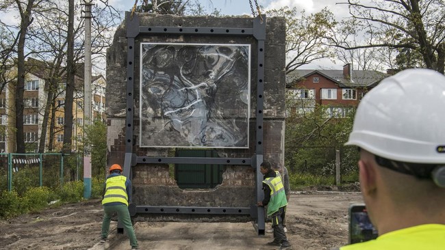 FOTO: Ukraina Selamatkan Mural Banksy dari Kehancuran