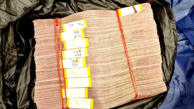 Dua WNI ditangkap di Singapura karena kedapatan membawa uang senilai hampir Rp400 juta tanpa melapor ke pihak berwenang.