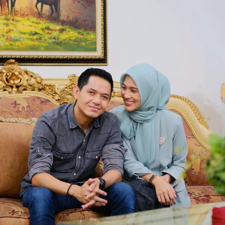 <p>Meski beda usia 9 tahun, Alyssa Soebandono dan Dude Herlino selalu terlihat akur dan harmonis. Keduanya bahkan kerap memperlihatkan kemesraan mereka. (Foto: Instagram @ichasoebandono)</p>