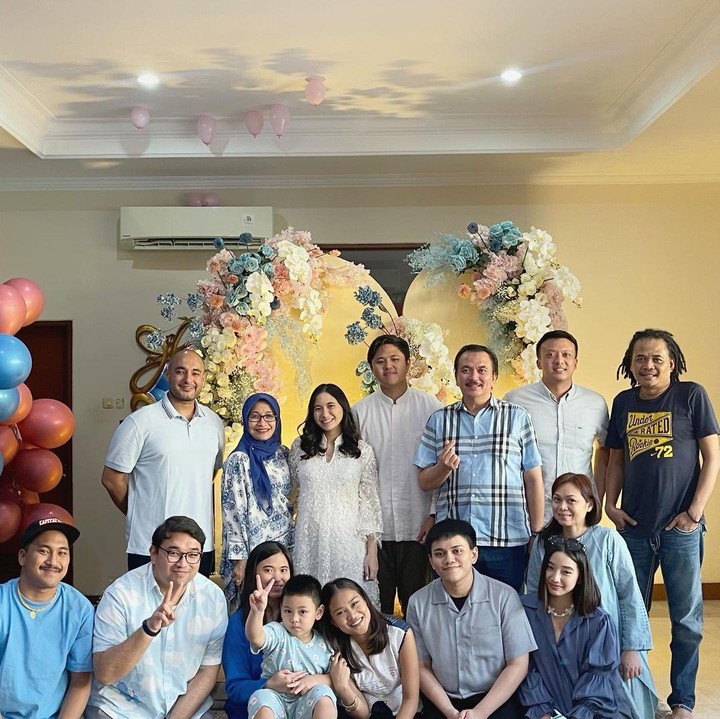 <p>Acara penting ini juga hanya dihadiri kerabat dekat, Bunda. Tamu yang hadir tampaknya harus datang mengenakan baju dengan warna tertentu nih. Ada yang mengenakan baju merah muda untuk menebak jenis kalamin perempuan dan pakaian biru untuk anak laki-laki. (Foto: Instagram @zhrtiaraashilla)</p>