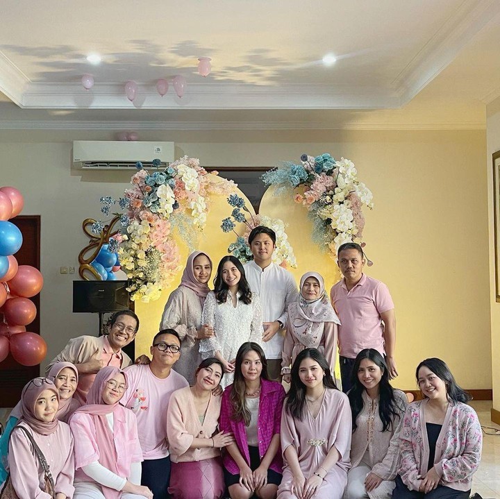 <p>Acara tasyakuran berlangsung sederhana. Ashilla dan suami tidak terlalu banyak menghias ruangan untuk acara tasyakuran dan gender reveal. (Foto: Instagram @zhrtiaraashilla)</p>