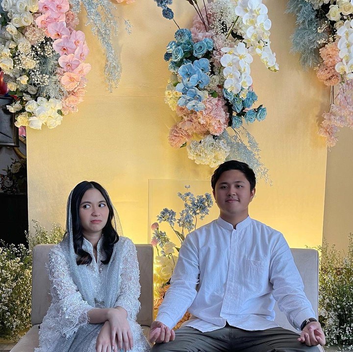 <p>Penyanyi Ashilla Zee baru saja menyelenggarakan acara tasyakuran kehamilan pertamanya, Bunda. Acara ini juga berbarengan dengan gender reveal Si Kecil. (Foto: Instagram @zhrtiaraashilla)</p>