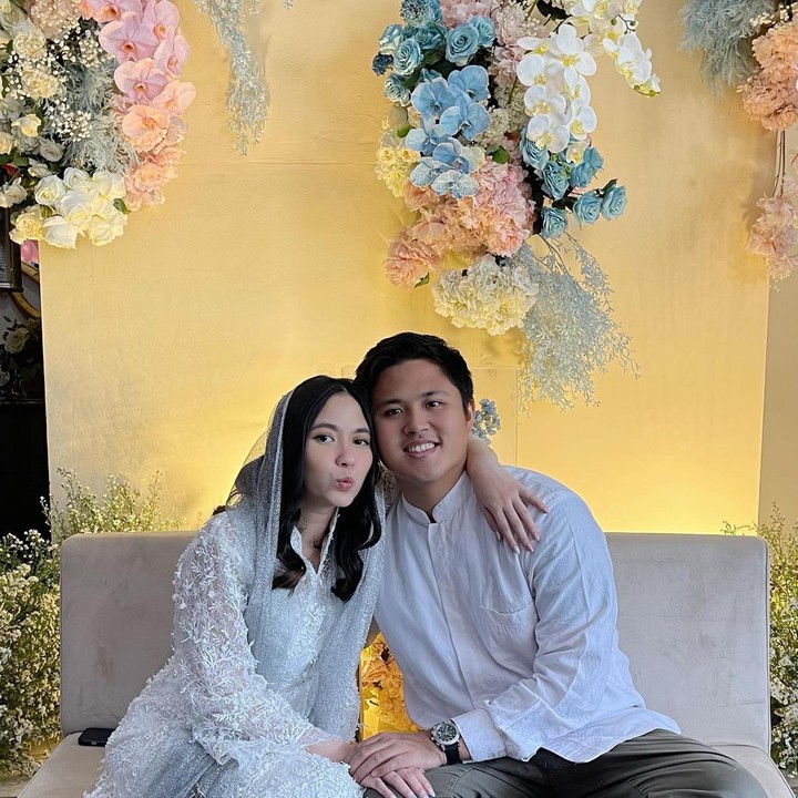 <p>Ashila membagikan momen tasyakuran ini di media sosial. Mantan anggota grup Blink ini mengenakan baju serba putih senada dengan suaminya, Heisel Ridwan. (Foto: Instagram @zhrtiaraashilla)</p>