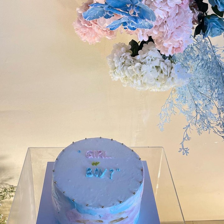 <p>Ashilla dan suami juga menyediakan kue yang bertuliskan 'Girl or Boy'. Kue ini menjadi pemanis untuk memeriahkan acara tasyakuran dan <em>gender reveal</em>. Namun, Ashilla dan suami tidak mengumumkan jenis kelamin anaknya ke publik. (Foto: Instagram @zhrtiaraashilla)</p>