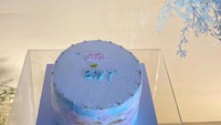 <p>Ashilla dan suami juga menyediakan kue yang bertuliskan 'Girl or Boy'. Kue ini menjadi pemanis untuk memeriahkan acara tasyakuran dan <em>gender reveal</em>. Namun, Ashilla dan suami tidak mengumumkan jenis kelamin anaknya ke publik. (Foto: Instagram @zhrtiaraashilla)</p>