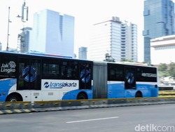 Separator Jalur Bus TransJ Kini Dipasang di Jalan Gatot Subroto Jaksel
