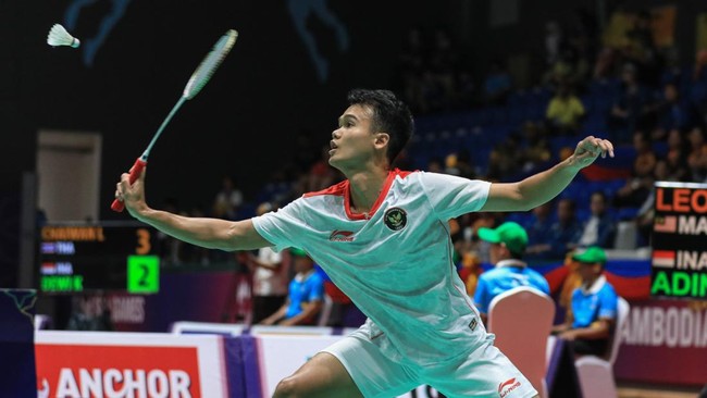 Christian Adinata meraih medali emas SEA Games 2023 usai kalahkan Chico Aura Dwi Wardoyo di Morodok Techo National Stadium Badminton Hall, Selasa (16/5).