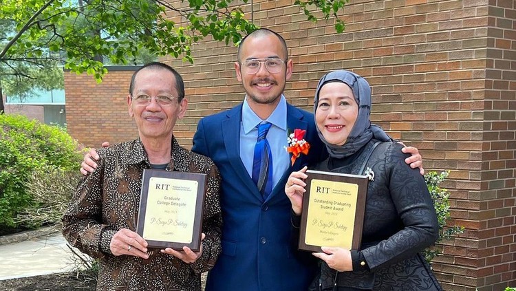 Anak Dewi Yull lulus wisuda s2 dan dapat 3 penghargaan.