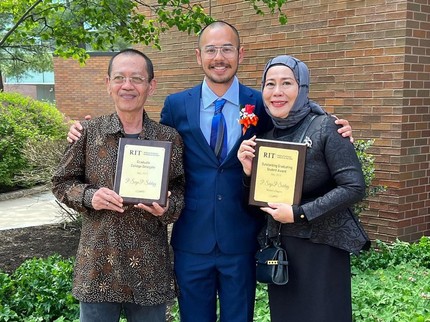 Punya Anak Tunarungu Cum Laude & Lulus S2 di AS, Ini Gaya Parenting Dewi Yull