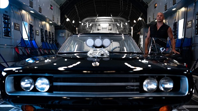 Review film: Fast X berusaha menampilkan adegan laga yang membumi, tapi tetap susah menahan diri untuk tidak hiperbolis dan flexing.