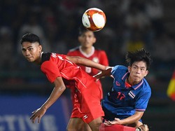 Aksi Bek Thailand Comot Boneka SEA Games-Lempar ke Penonton Tuai Kritik