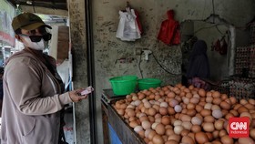 FOTO: Lonjakan Harga Telur di Tengah Naik Pesanan Nasi Bungkus Caleg