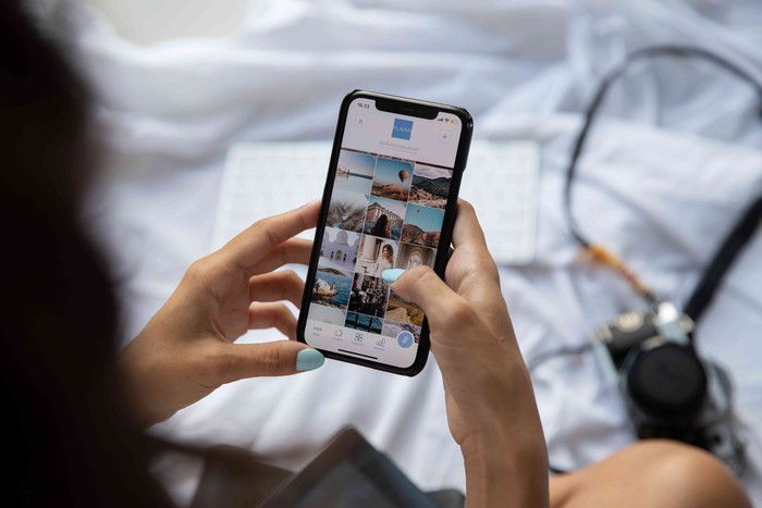 Ilustrasi bermain HP/Foto:Unsplash/ Plann