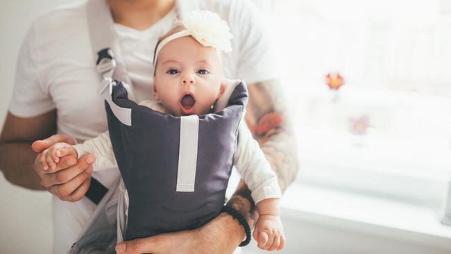 Menggendong bayi, utamanya yang tertidur, tak bisa dilakukan sembarangan. Dokter memberikan penjelasan terkait hal tersebut.