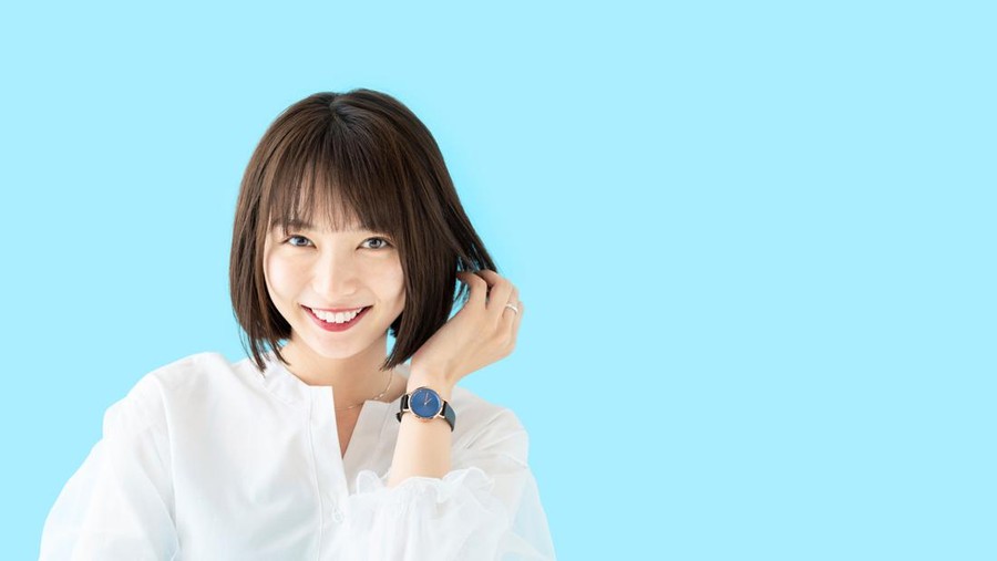 Ilustrasi perempuan Jepang tersenyum