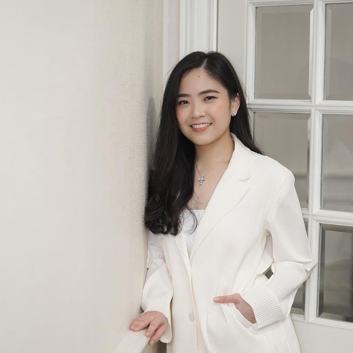 <p>Putri konglomerat Hary Tanoesoedibjo, Jessica Tanoesoedibjo, membagikan kabar kehamilan pertamanya di media sosial dengan cara yang unik. Jessica mengunggah video singkat saat sedang menjahit baju bayi, untuk diberikan kepada Si Kecil nantinya. (Foto: Instagram @jessicatanoe)</p>