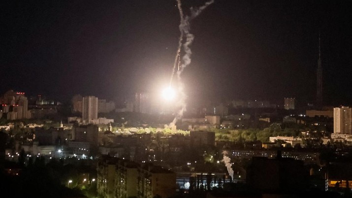 Ledakan rudal terlihat di langit di atas kota selama serangan rudal Rusia, di tengah serangan Rusia di Ukraina, di Kyiv, Ukraina 16 Mei 2023. (REUTERS/Gleb Garanich)