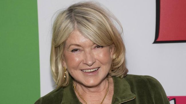 Pebisnis sekaligus miliarder Martha Stewart menjadi model sampul tertua majalah Sports Illustrated. 