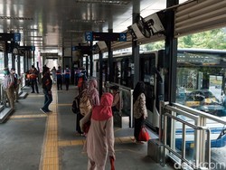 Sempat Ditutup, Halte Bundaran Senayan Kembali Layani Penumpang