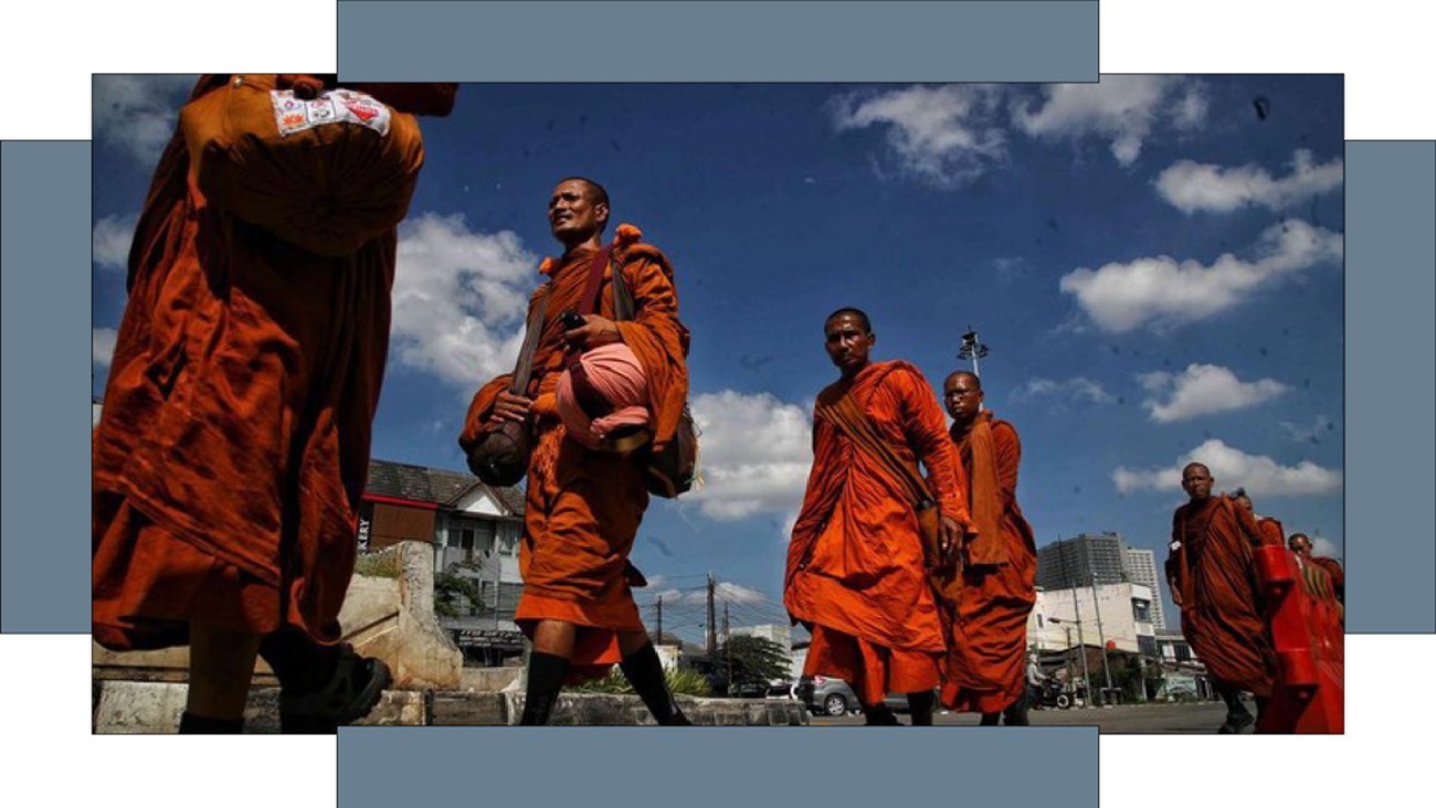 Mengenal Ritual Thudong, Ibadah Para Biksu dengan Berjalan Kaki