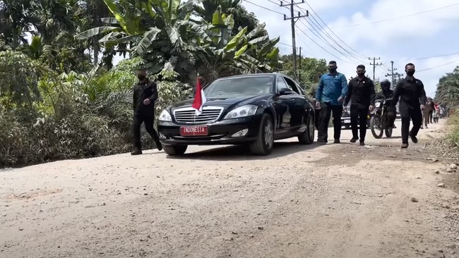 Sejumlah warga mengaku ingin menyampaikan langsung ke Jokowi kerusakan jalan di wilayahnya membuat kendaraan sampai terjebak lumpur dan kemacetan lalu lintas.
