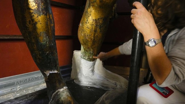 FOTO: Museum Vatikan Restorasi Patung Hercules Berlapis Emas