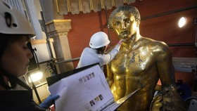 FOTO: Museum Vatikan Restorasi Patung Hercules Berlapis Emas