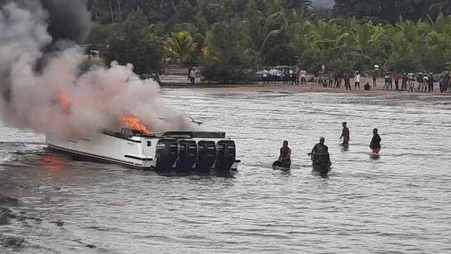 Speed boat milik anggota Polri bernama Moh Rizal terbakar saat berlayar di wilayah Perairan Desa Labuan, Kabupaten Tojo Una-una, Sulawesi Tengah.