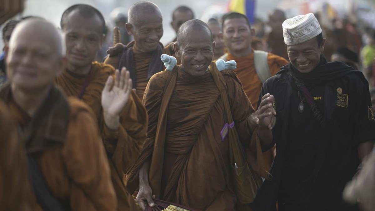 FOTO: Wajah Berseri Biksu Jalan Kaki dari Thailand ke Borobudur