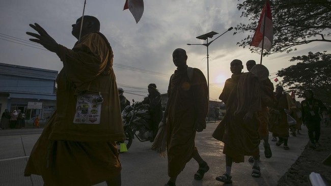 FOTO: Wajah Berseri Biksu Jalan Kaki dari Thailand ke Borobudur