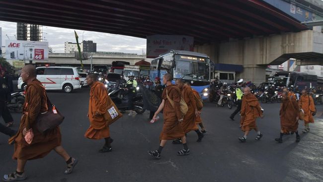 Para biksu ini menjalankan ritual Thudong dengan melakukan perjalanan ini untuk merayakan Waisak tahun ini di Candi Borobudur.