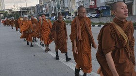 Jalan Kaki ke Borobudur, Biksu Thailand Kini Masih Menuju Tegal
