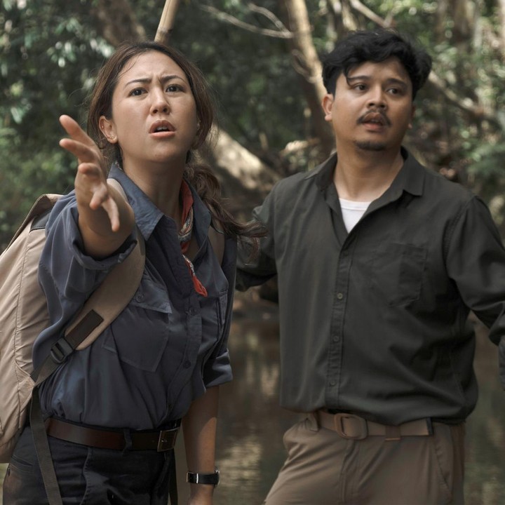 <p>Dalam bocoran adegan tersebut, Sherina dan Sadam, yang kini dewasa, berada di sebuah perahu yang mesin motornya dihentikan oleh Sadam. Terlihat juga bahwa mereka berada di sebuah daratan kecil di tengah sungai besar dan seperti sedang mengejar sesuatu. (Foto: dok. Miles Publicist.)</p>