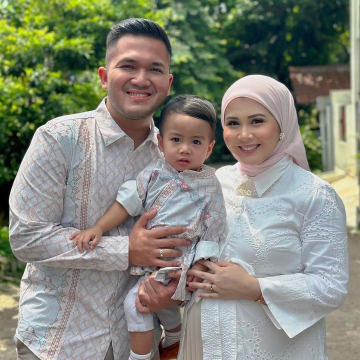<p>Anak Kesha Ratuliu, Qwenzy Kalandra Putra Permana lahir pada 12 Desember 2021. Kini, Zyzy tengah menanti kelahiran sang adik dan diprediksi akan menjadi kakak sebelum genap berusia 2 tahun. (Foto: Instagram: @kesharatuliu05)</p>