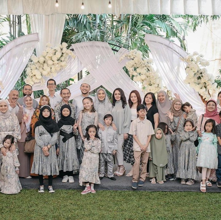 <p>Belum lama ini putra Ananda Omesh dan Dian Ayu, Langit Anandayu, baru saja dikhitan, Bunda. Perayaannnya pun digelar dengan sangat meriah, lho. (Foto: Instagram: @dianayulestari)</p>