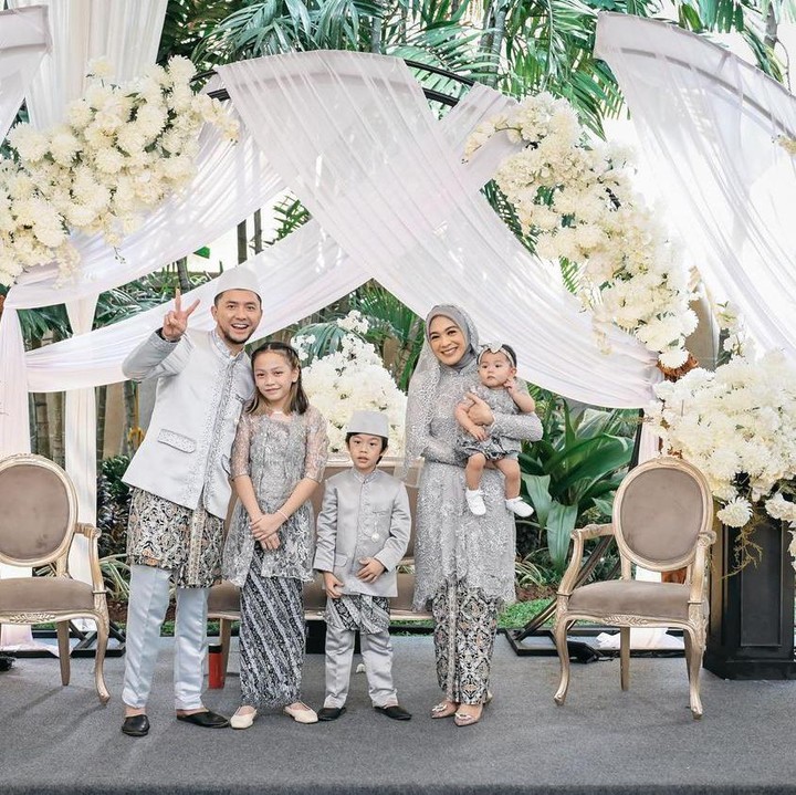 <p>Pesta sunatan Langit dirayakan dengan menghadirkan berbagai adat khas Sunda. Mulai dari Lengser, sisingaan, hingga tarian Sunda. (Foto: Instagram: @dianayulestari)</p>